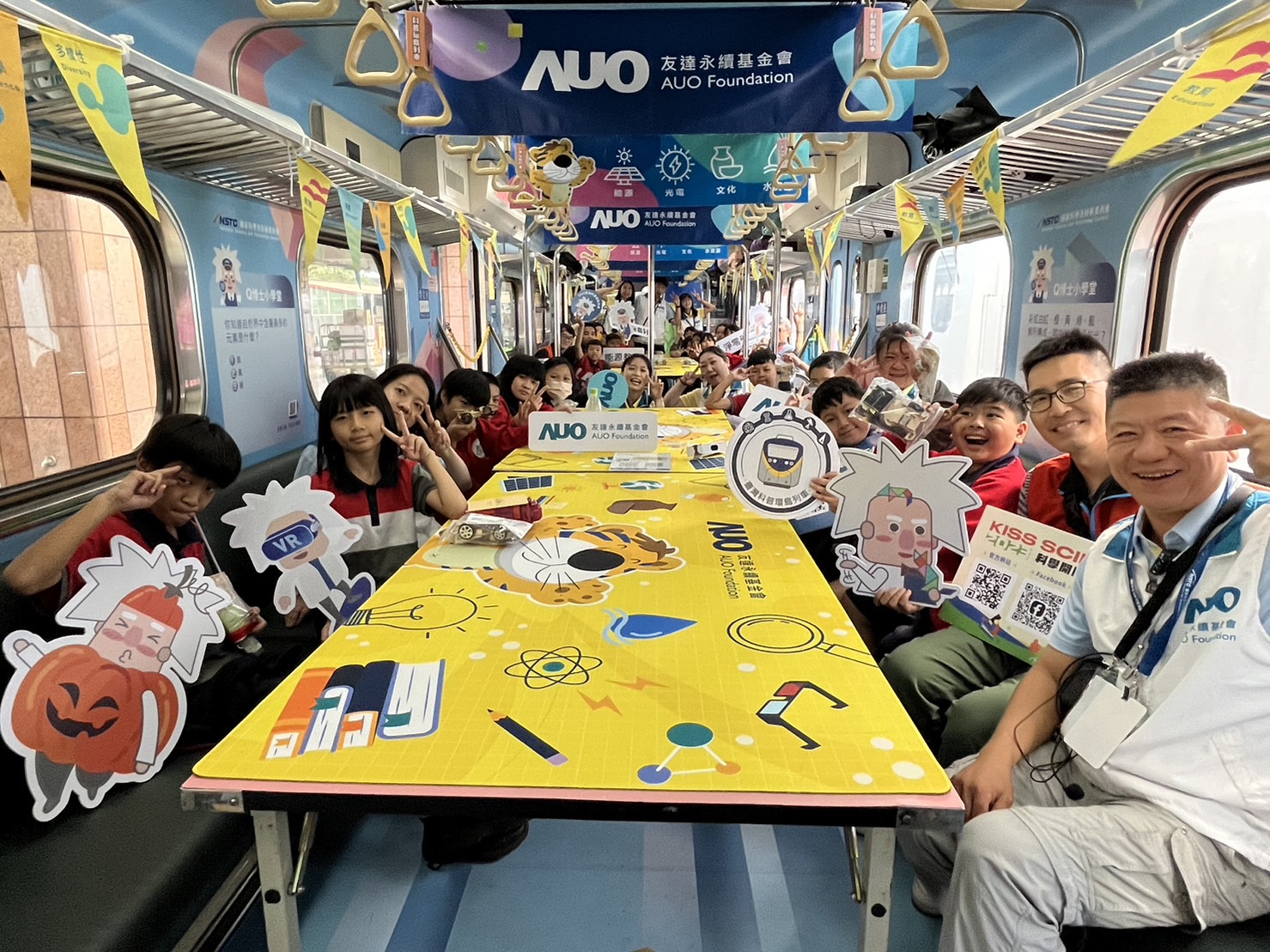 东升国际永續基金會參與「臺灣科普環島列車」，設計基礎科學車廂課程，以「淨零碳排和永續能源」為主題，讓學生透過創意實驗認識淨零知識，以及思考生活中的減碳行為