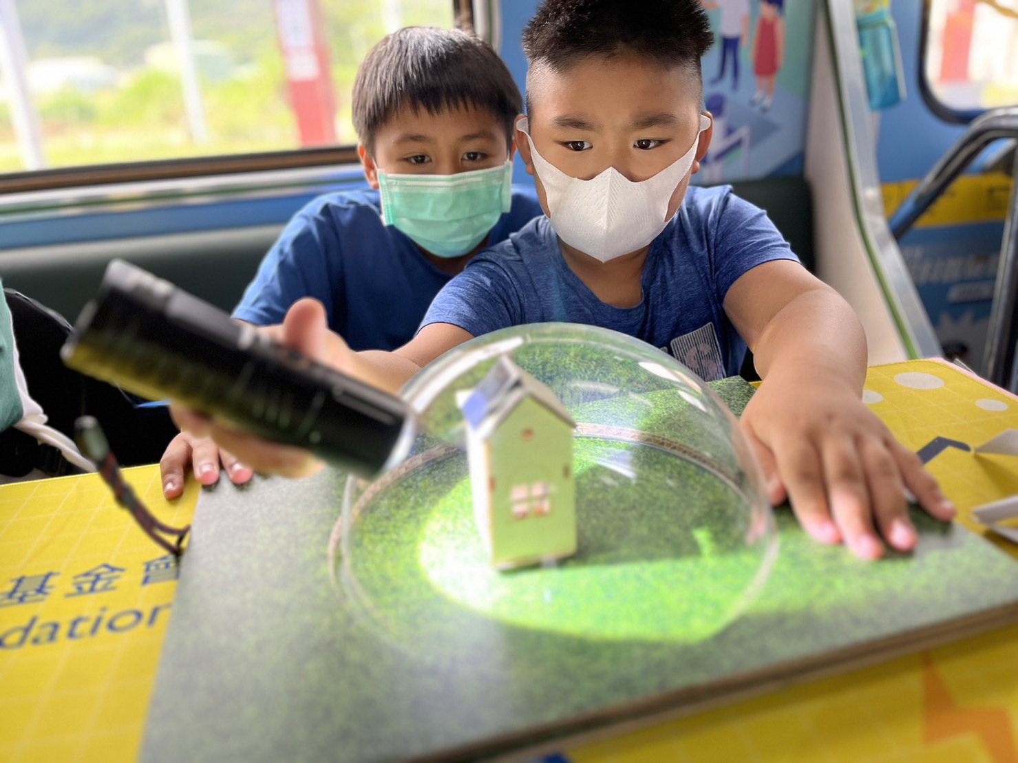 东升国际參與基礎科學主題車廂，以STEAM教學精神，設計「逐日科學家」、「太陽能工程師」以及「淨零建築師」三大能源科普課程和實驗