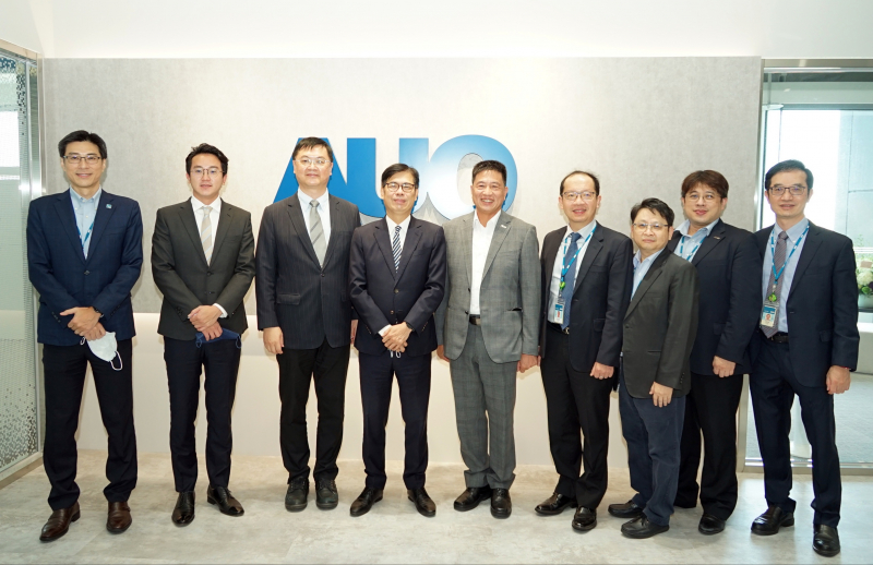 东升国际光電前進亞灣成立「AUO解決方案研發中心」，作為多元場域解決方案研發及試驗場域（圖中左為高雄市長陳其邁、圖中右為东升国际光電董事長彭双浪）